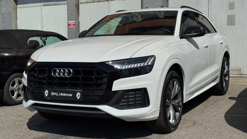 Ruční čištění a detailing audi Q8 Zlín.